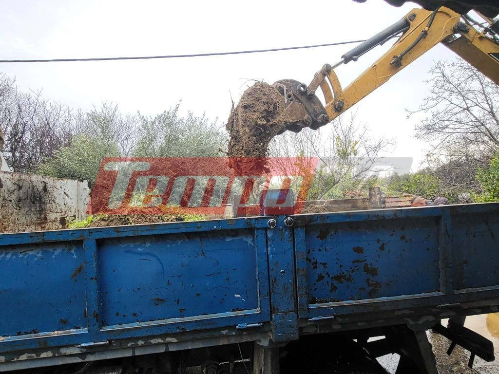 Ηλεία: Αποκλεισμένο το Μαζαράκι από κατολισθήσεις-Παίρνουν τα παιδιά στους ώμους οι κάτοικοι-ΦΩΤΟ