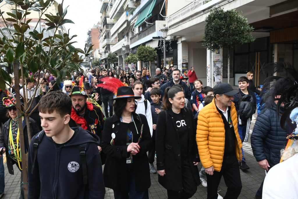 Το αδιαχώρητο στην Πάτρα για την Τσικνοπέμπτη - Ψησταριές, γλέντι και καρναβαλικά δρώμενα στους δρόμους (ΦΩΤΟ)