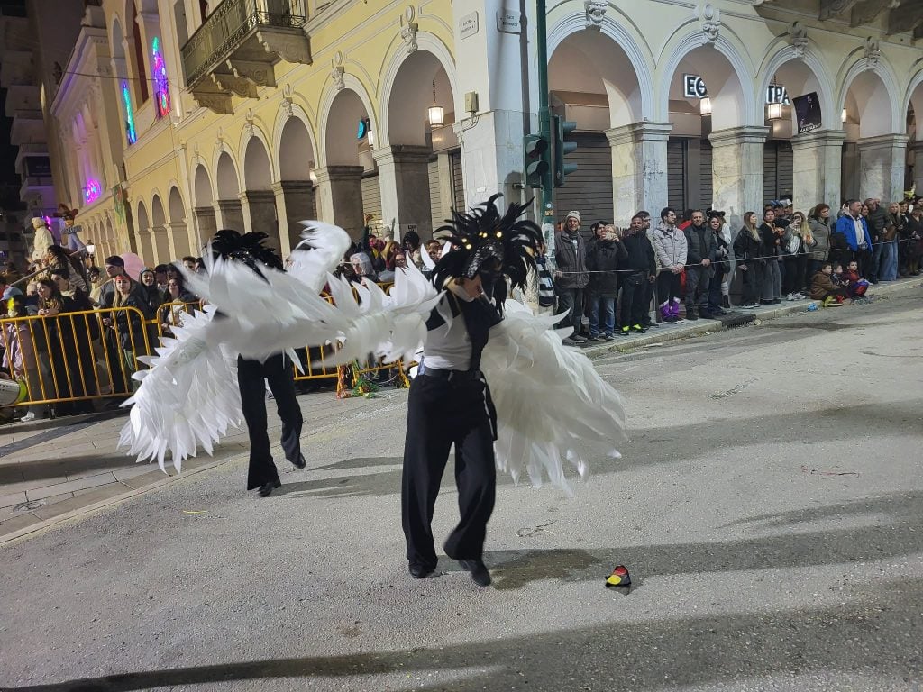 Πατρινό Καρναβάλι 2026: LIVE η νυχτερινή ποδαράτη παρέλαση - Συνεχής ροή ΦΩΤΟ & ΒΙΝΤΕΟ)