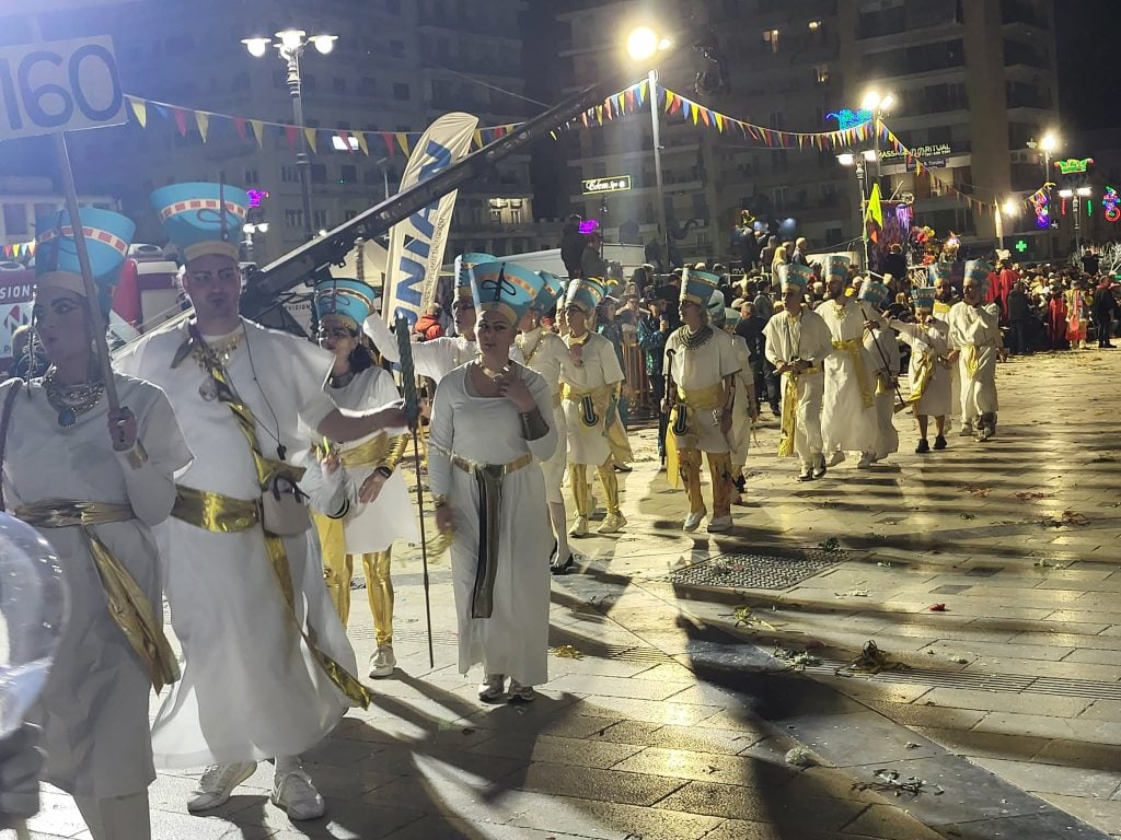 Πατρινό Καρναβάλι 2026: LIVE η νυχτερινή ποδαράτη παρέλαση - Συνεχής ροή ΦΩΤΟ & ΒΙΝΤΕΟ)