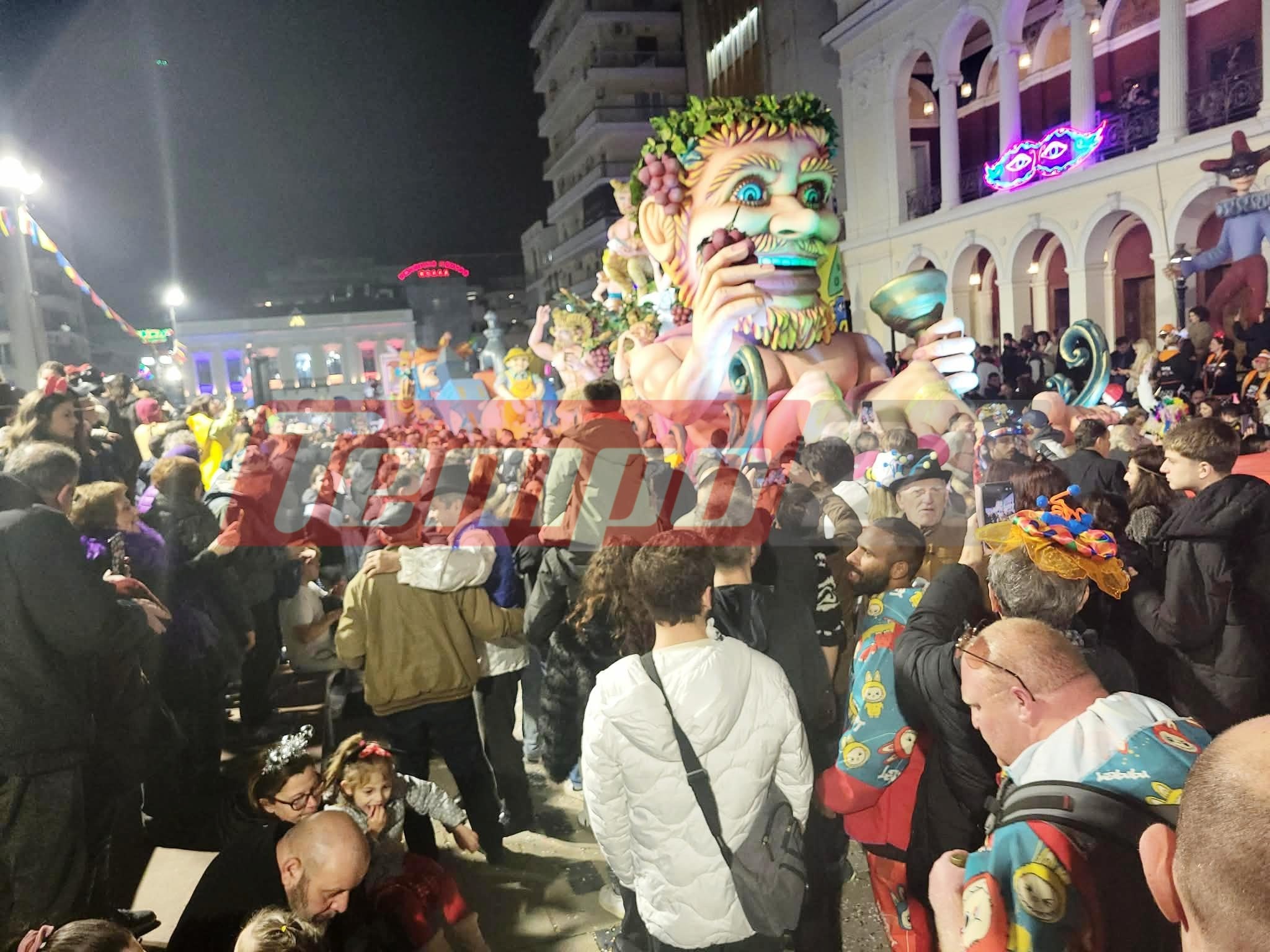 Ιδού τα φωτισμένα άρματα του Πατρινού Καρναβαλιού 2026 - Το αδιαχώρητο στο κέντρο της πόλης (ΦΩΤΟ - ΒΙΝΤΕΟ)