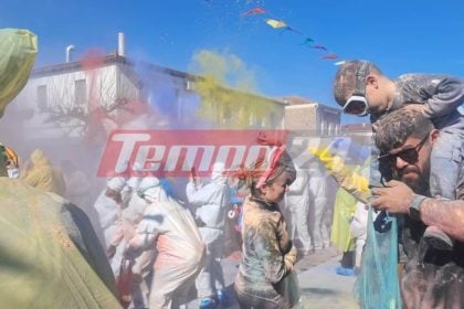 Το tempo24.news στα αλευρομουτζουρώματα - To έθιμο στο Γαλαξίδι την Καθαρά Δευτέρα, με "όπλα" 3.000 σακούλες αλεύρι! - ΦΩΤΟ