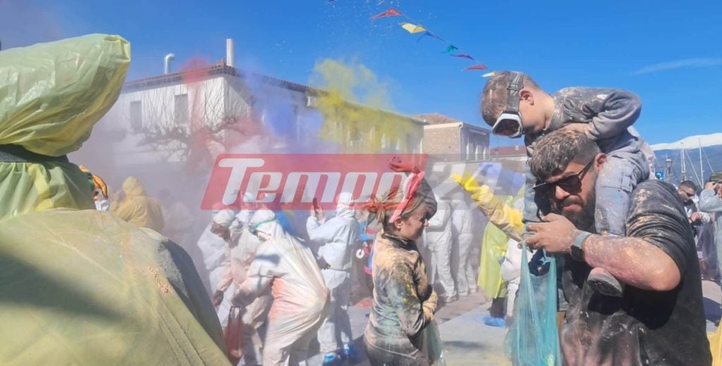 Το tempo24.news στα αλευρομουτζουρώματα - To έθιμο στο Γαλαξίδι την Καθαρά Δευτέρα, με "όπλα" 3.000 σακούλες αλεύρι! - ΦΩΤΟ