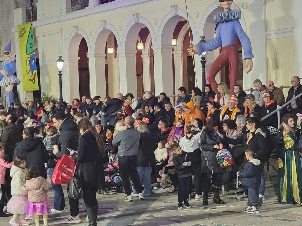 Ιδού τα φωτισμένα άρματα του Πατρινού Καρναβαλιού 2026 - Το αδιαχώρητο στο κέντρο της πόλης (ΦΩΤΟ - ΒΙΝΤΕΟ)