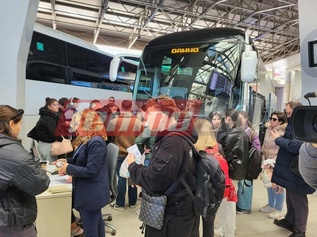 Πάτρα: Αναχωρούν οι χιλιάδες επισκέπτες του Καρναβαλιού - Το αδιαχώρητο στα ΚΤΕΛ, αυξημένα τα δρομολόγια (ΦΩΤΟ)