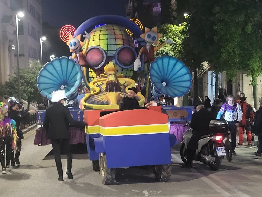 Ιδού τα φωτισμένα άρματα του Πατρινού Καρναβαλιού 2026 - Το αδιαχώρητο στο κέντρο της πόλης (ΦΩΤΟ - ΒΙΝΤΕΟ)