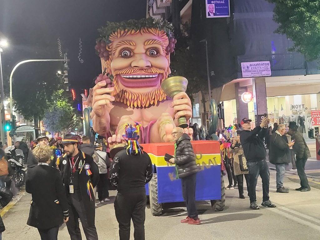 Ιδού τα φωτισμένα άρματα του Πατρινού Καρναβαλιού 2026 - Το αδιαχώρητο στο κέντρο της πόλης (ΦΩΤΟ - ΒΙΝΤΕΟ)
