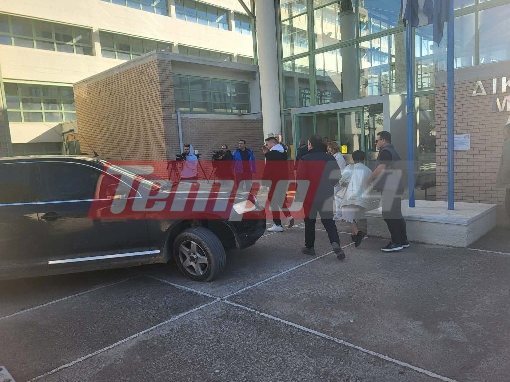 Ένταση στα Δικαστήρια Αιγίου όπου προσήχθη ο 45χρονος που πυροβόλησε 4 ανήλικους γιατί τον ενοχλούσαν-Οργισμένο πλήθος του επιτέθηκε -ΦΩΤΟ