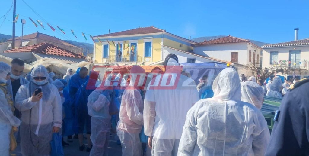 Το tempo24.news στα αλευρομουτζουρώματα - To έθιμο στο Γαλαξίδι την Καθαρά Δευτέρα, με "όπλα" 3.000 σακούλες αλεύρι! - ΦΩΤΟ