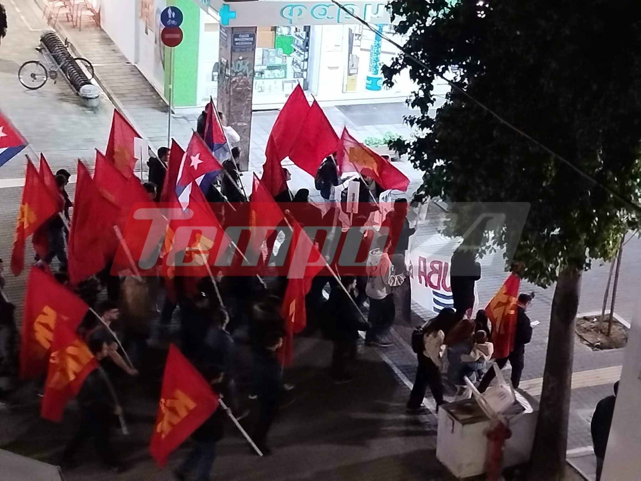 Πάτρα: Πορεία της ΚΝΕ για την Κούβα (ΦΩΤΟ)