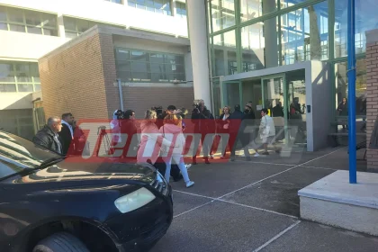 Αίγιο: Μεταφέρθηκε ξημερώματα στα δικαστήρια ο 47χρονος που πυροβόλησε 4 παιδιά, για την αποφυγή επεισοδίων