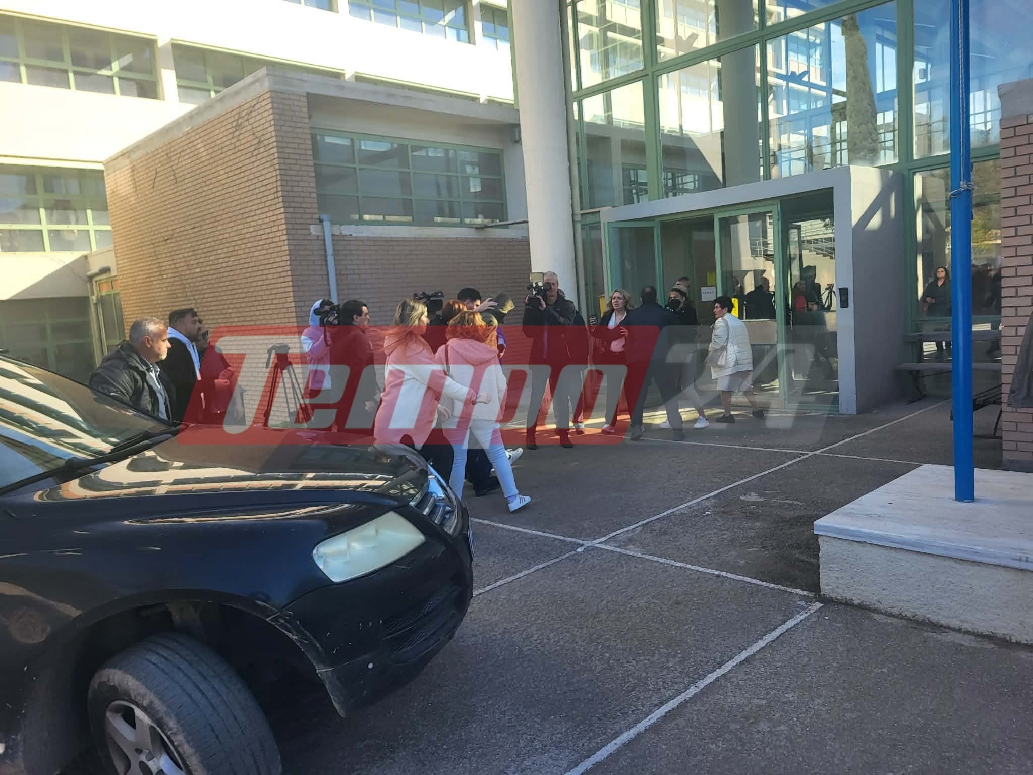 Ένταση στα Δικαστήρια Αιγίου όπου προσήχθη ο 45χρονος που πυροβόλησε 4 ανήλικους γιατί τον ενοχλούσαν-Οργισμένο πλήθος του επιτέθηκε -ΦΩΤΟ