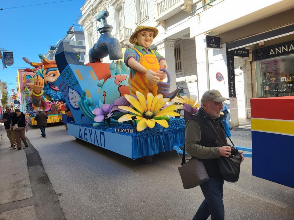 Πατρινό Καρναβάλι 2026: Στις θέσεις τους τα άρματα για την Μεγάλη Παρέλαση (ΦΩΤΟ)