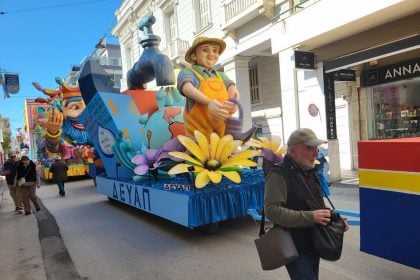 Πατρινό Καρναβάλι 2026: Στις θέσεις τους τα άρματα για την Μεγάλη Παρέλαση (ΦΩΤΟ)