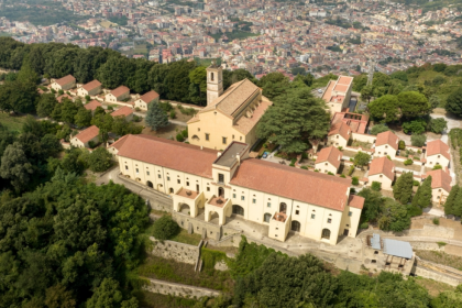 Ηγούμενος μονής στην Τοσκάνη ζήτησε από τους μοναχούς να κόψουν Netflix και TikTok: «Είναι πρόκληση και εθισμός»