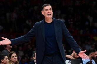 Σοβαρά παράπονα Μπαρτζώκα για τη διαιτησία: Καθαρό φάουλ στον Ουόκαπ πριν το φινάλε