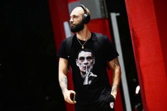 Απόλυτη στήριξη σε Μπαρτζώκα από τον Φουρνιέ: Φορώντας t-shirt με το πρόσωπο του προπονητή του έφτασε στο ΣΕΦ ο Γάλλος