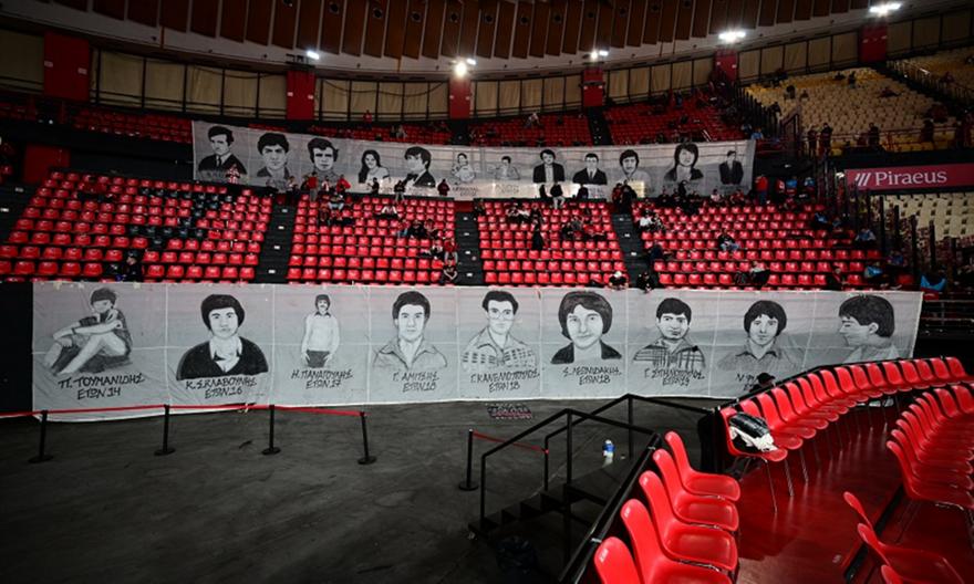 Ολυμπιακός: Το πανό για την τραγωδία της Θύρας 7 στο ΣΕΦ