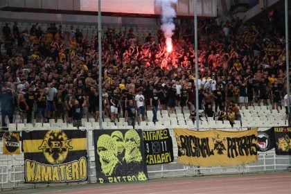 Ακρωτηριάστηκε 23χρονος οπαδός της ΑΕΚ από φωτοβολίδα που άναψε στο παιχνίδι με τον Λεβαδειακό