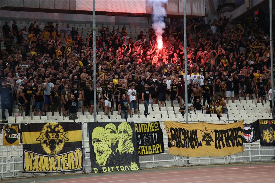Ακρωτηριάστηκε 23χρονος οπαδός της ΑΕΚ από φωτοβολίδα που άναψε στο παιχνίδι με τον Λεβαδειακό