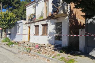 Βόλος: Γυναίκα βγήκε στο μπαλκόνι της και αυτό έπεσε - Στο νοσοκομείο η 43χρονη