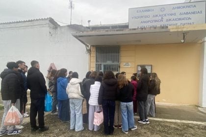 Μαθητές του 1ου ΓΕΛ Πατρών στο Σχολείο Δεύτερης Ευκαιρίας των φυλακών Αγ. Στεφάνου - ΦΩΤΟ
