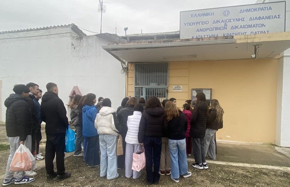 Μαθητές του 1ου ΓΕΛ Πατρών στο Σχολείο Δεύτερης Ευκαιρίας των φυλακών Αγ. Στεφάνου - ΦΩΤΟ