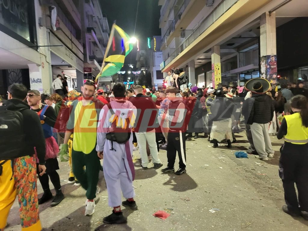 Ώρα 6.30 ξημερώματα: Η Πάτρα δεν έχει σταματήσει να χορεύει - Χιλιάδες κόσμου στο κέντρο ΦΩΤΟ