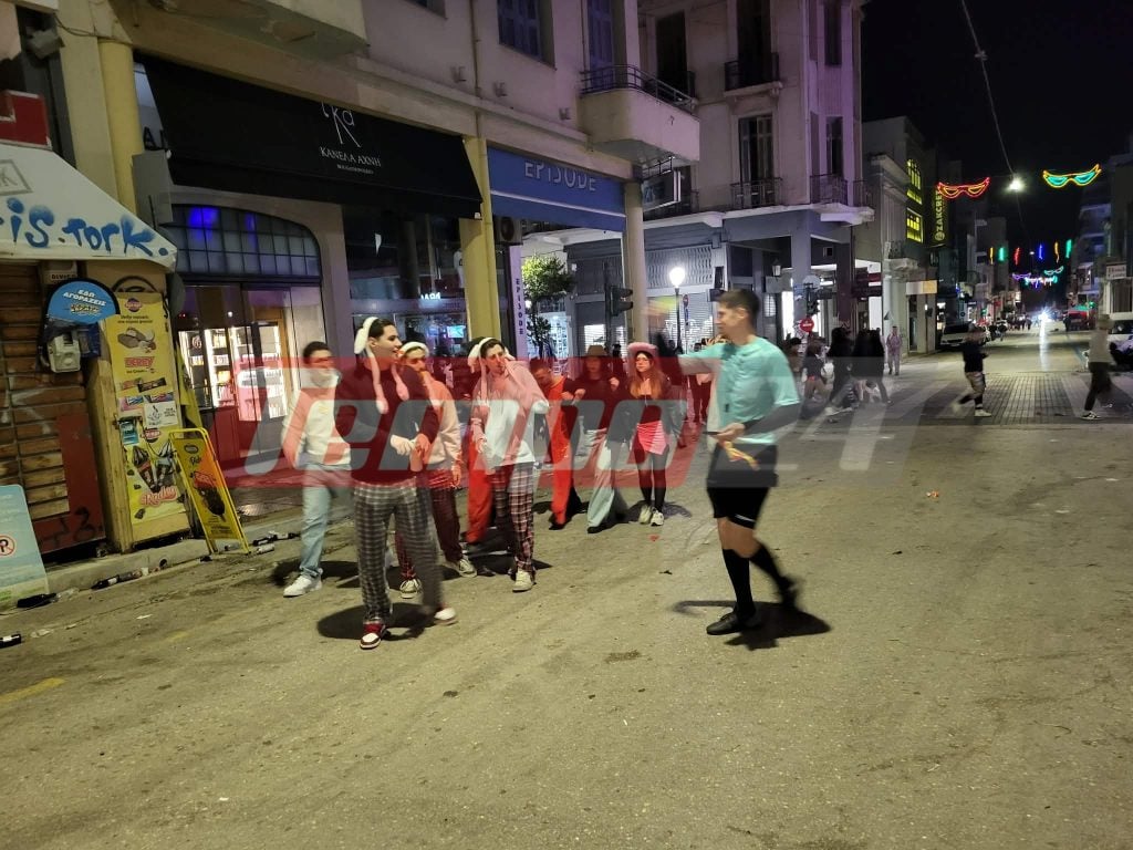 Ώρα 6.30 ξημερώματα: Η Πάτρα δεν έχει σταματήσει να χορεύει - Χιλιάδες κόσμου στο κέντρο ΦΩΤΟ