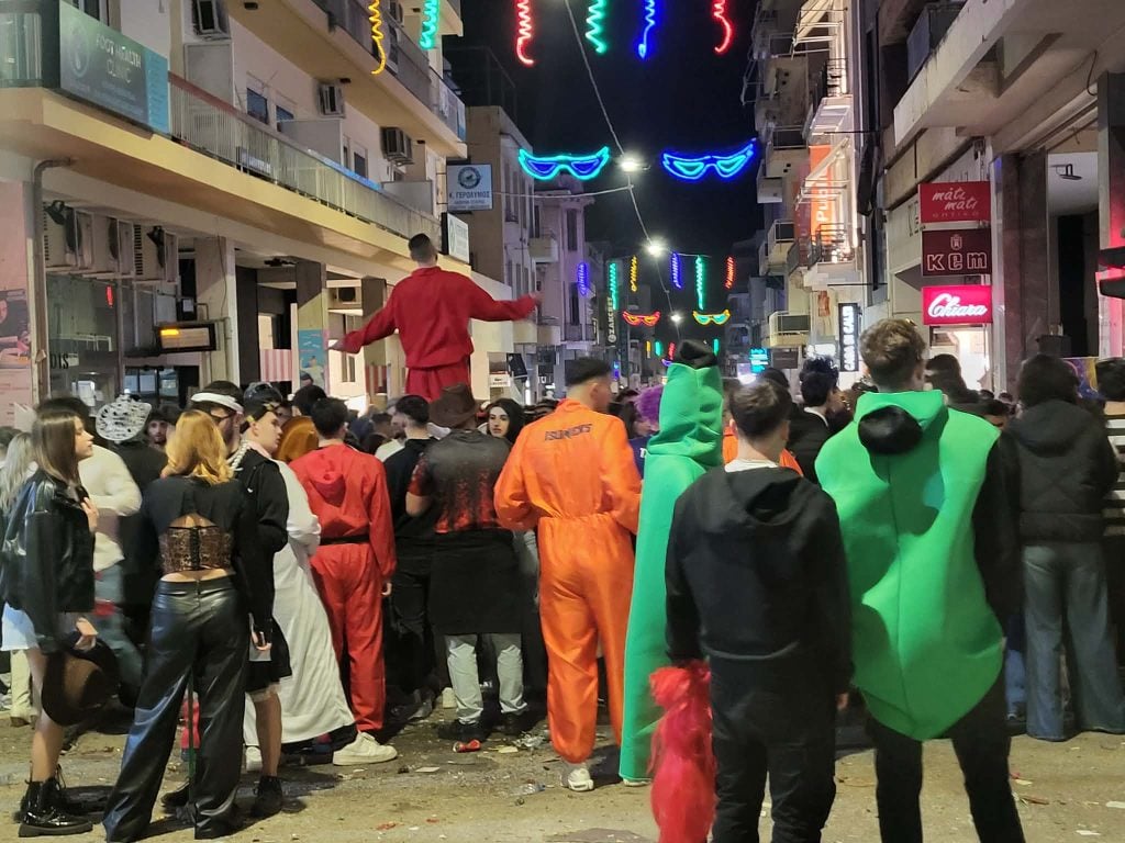 Η καρναβαλική Πάτρα δεν κοιμάται σήμερα - Ώρα 6 το πρωΐ: Γεμάτοι δρόμοι , πλατείες, πεζόδρομοι ΦΩΤΟ