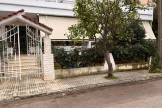 Ελευσίνα: «Μέσα σε 3 λεπτά ξεψύχησε» λέει o πρώην σύζυγος της 44χρονης που έκανε όπισθεν και σκότωσε τη μητέρα της