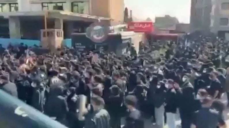 Νέες φοιτητικές, αντικυβερνητικές διαδηλώσεις σε πολλά πανεπιστήμια του Ιράν - Χιλιάδες ζητούν να φύγει ο Χαμενεΐ