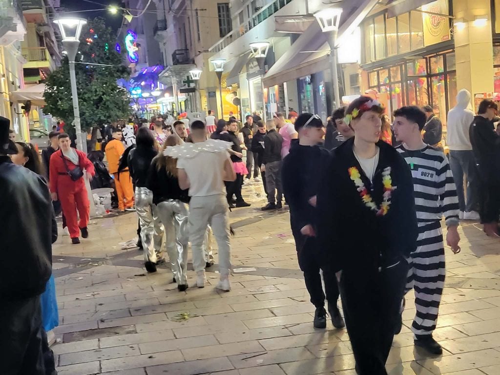Η καρναβαλική Πάτρα δεν κοιμάται σήμερα - Ώρα 6 το πρωΐ: Γεμάτοι δρόμοι , πλατείες, πεζόδρομοι ΦΩΤΟ