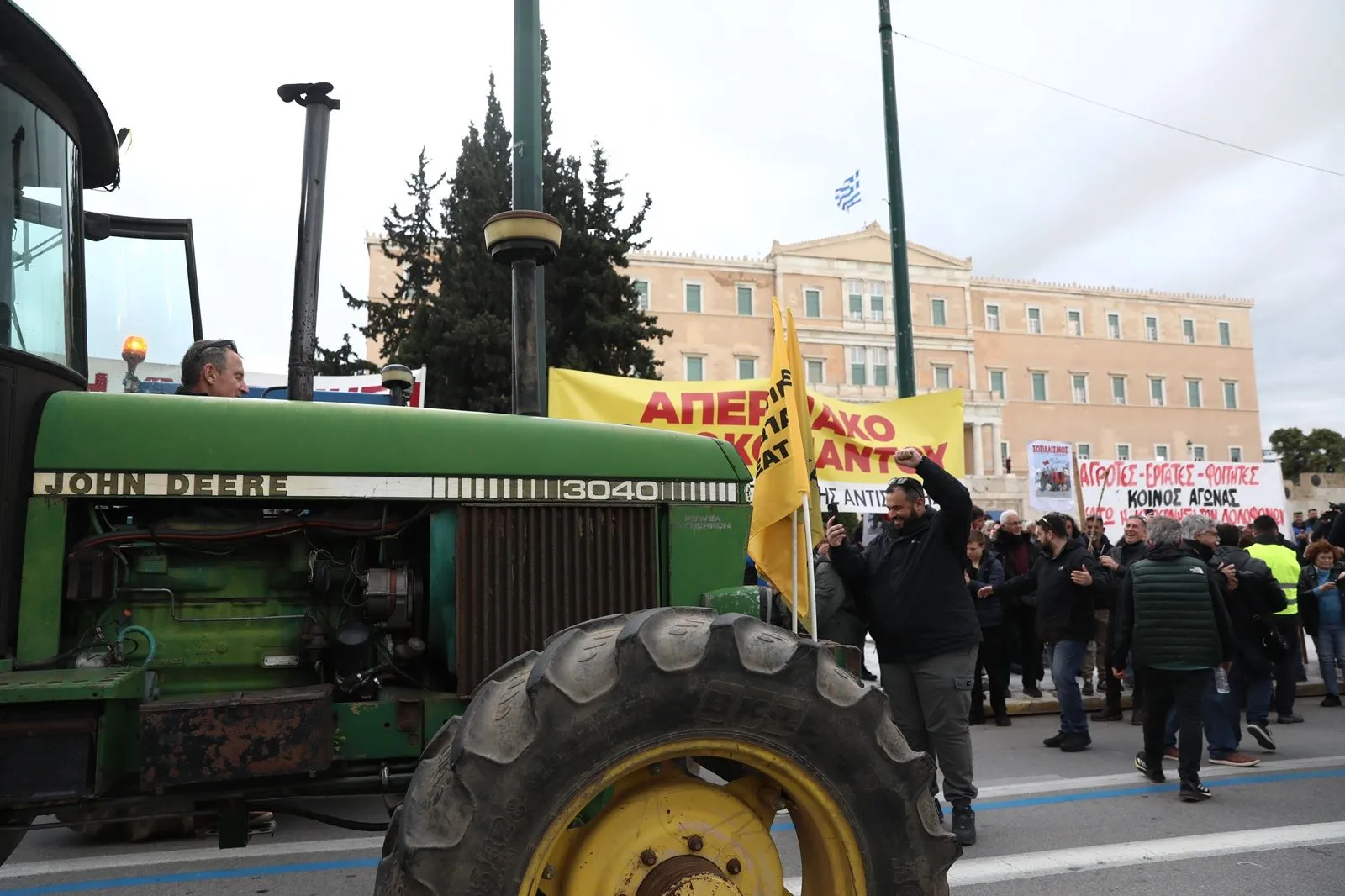 Έξω από τη Βουλή τα τρακτέρ - Αγροτικό συλλαλητήριο στην Αθήνα (ΦΩΤΟ & ΒΙΝΤΕΟ)