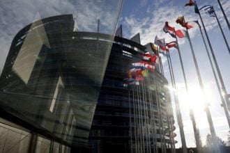 Η Ευρωπαϊκή Επιτροπή εξετάζει την απόφαση του Ανωτάτου Δικαστηρίου που έκρινε παράνομους τους δασμούς του Τραμπ