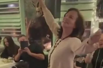 Η Άννα Διαμαντοπούλου χόρεψε ζεϊμπέκικο