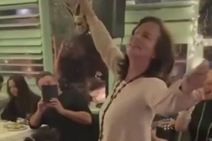 Η Άννα Διαμαντοπούλου χόρεψε ζεϊμπέκικο