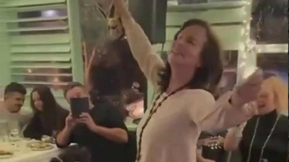 Η Άννα Διαμαντοπούλου χόρεψε ζεϊμπέκικο