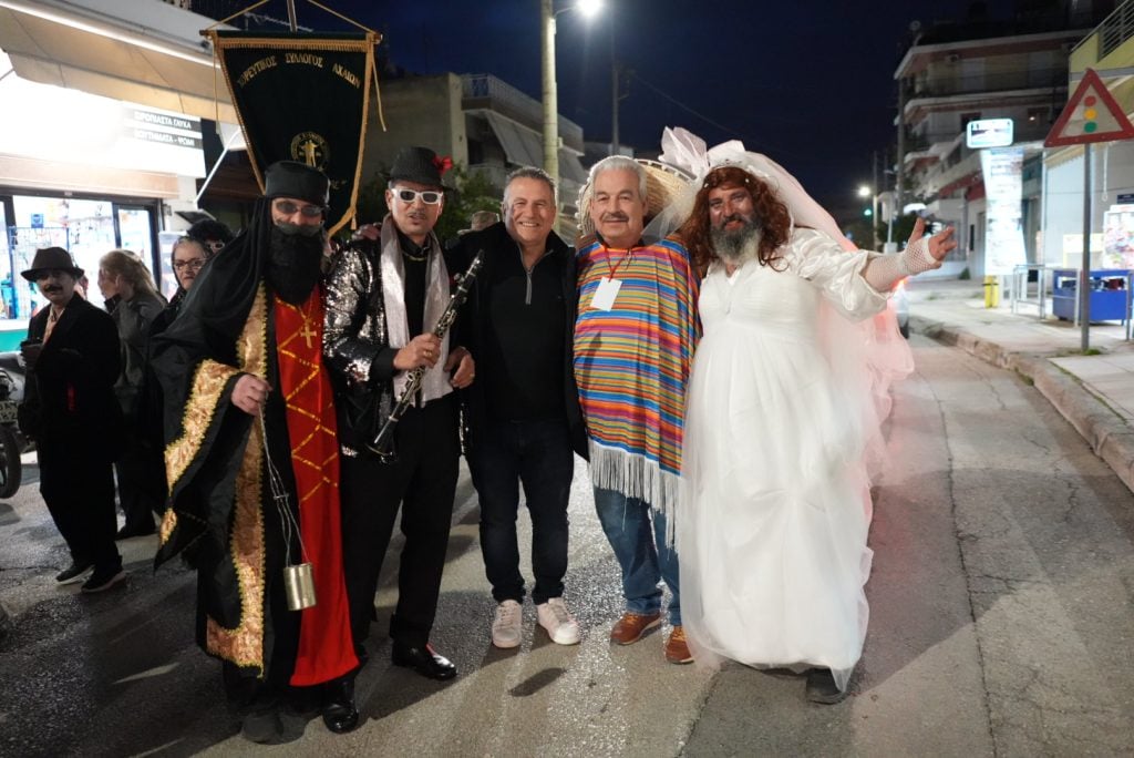 Παρέλασαν, γλέντησαν, χόρεψαν και Καρναβαλοπάντρεψαν τη Νύφη στο Νότιο Διαμέρισμα (ΦΩΤΟ)