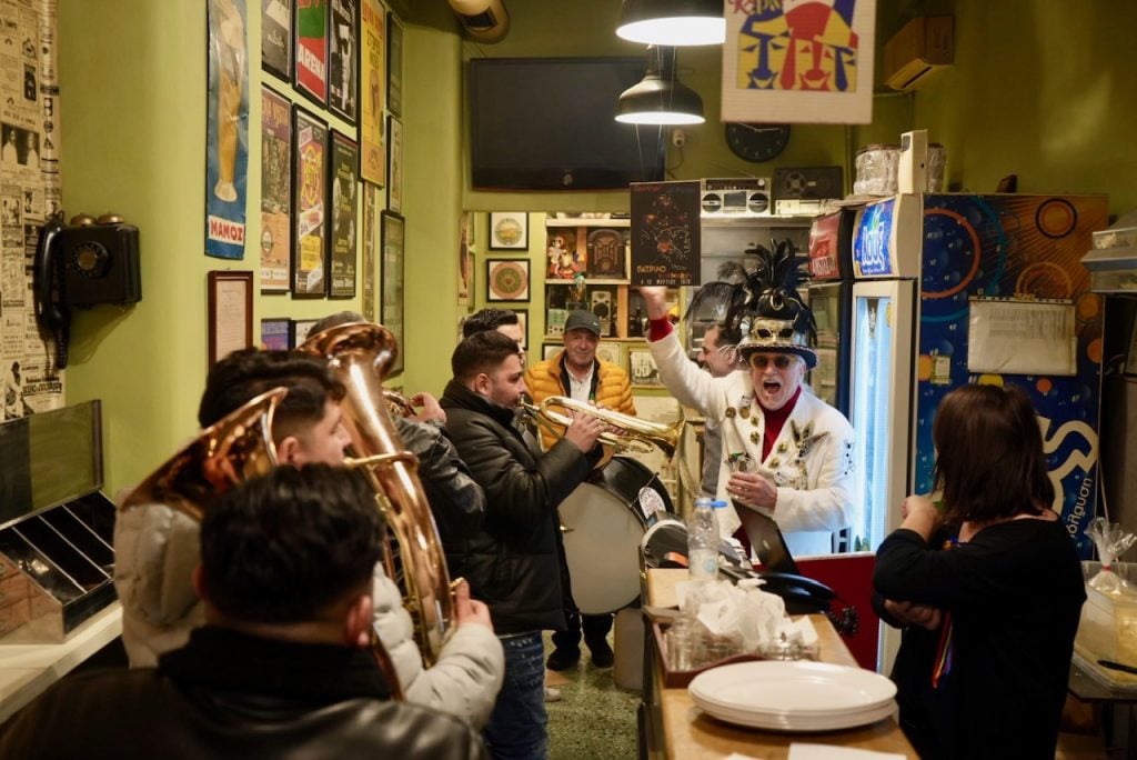 Τσικνοπέμπτη: Το κέντρο της Πάτρας πήρε "φωτιά" με βαλκανικούς ρυθμούς - ΦΩΤΟ