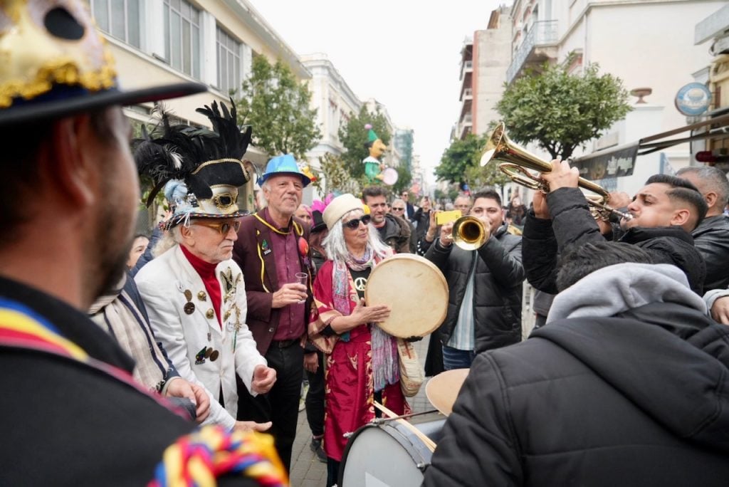 Τσικνοπέμπτη: Το κέντρο της Πάτρας πήρε "φωτιά" με βαλκανικούς ρυθμούς - ΦΩΤΟ