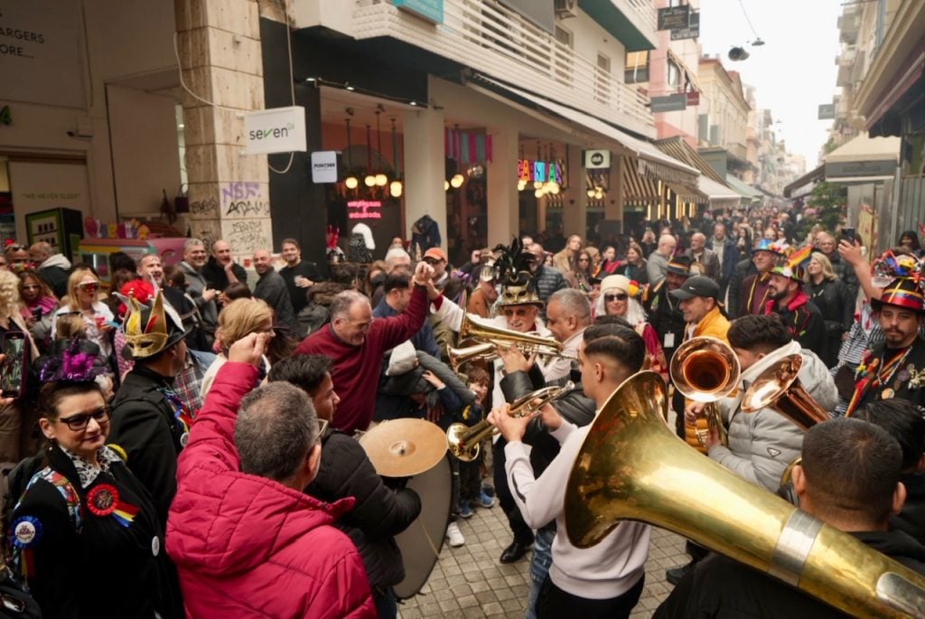 Τσικνοπέμπτη: Το κέντρο της Πάτρας πήρε "φωτιά" με βαλκανικούς ρυθμούς - ΦΩΤΟ