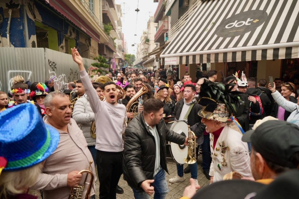 Τσικνοπέμπτη: Το κέντρο της Πάτρας πήρε "φωτιά" με βαλκανικούς ρυθμούς - ΦΩΤΟ