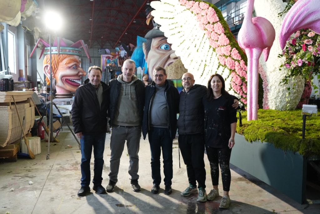 Ο Δήμαρχος Πατρέων στο Καρναβαλικό Εργαστήρι μια ανάσα πριν την κορύφωση της μεγάλης γιορτής