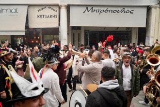 Τσικνοπέμπτη: Το κέντρο της Πάτρας πήρε "φωτιά" με βαλκανικούς ρυθμούς - ΦΩΤΟ