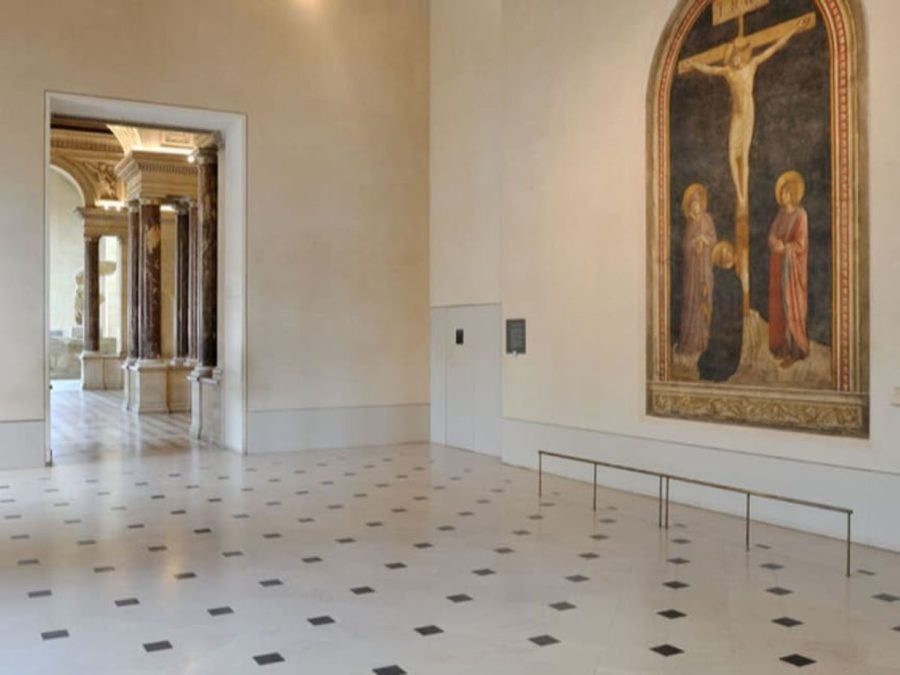 Αίθουσα του Μουσείου του Λούβρου με πίνακες του 15ου και του 16ου αιώνα, βρέθηκε πλημμυρισμένη