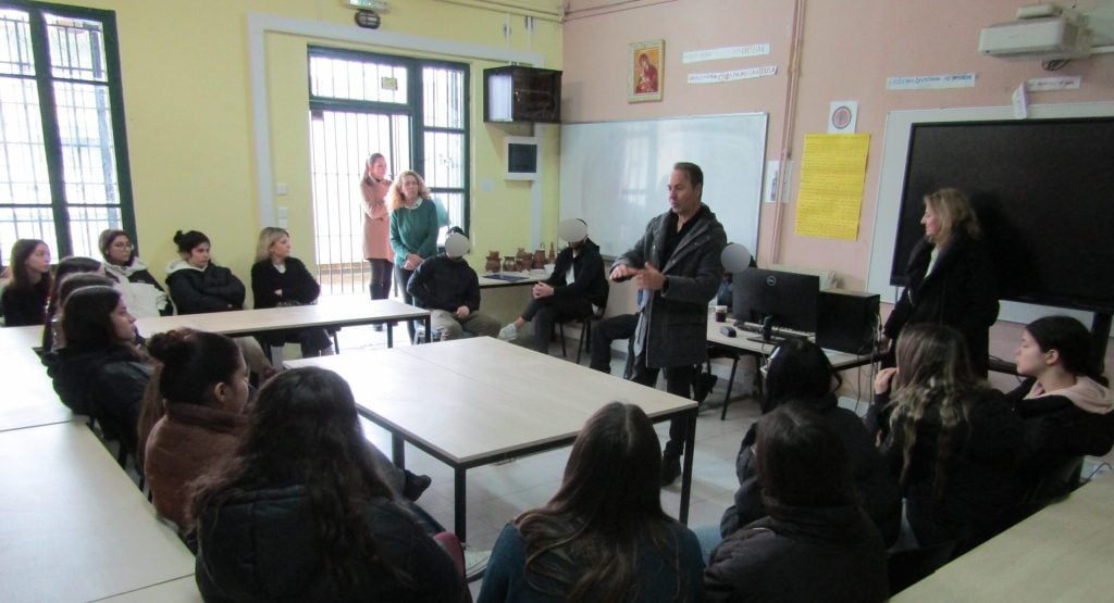 Μαθητές του 1ου ΓΕΛ Πατρών στο Σχολείο Δεύτερης Ευκαιρίας των φυλακών Αγ. Στεφάνου - ΦΩΤΟ