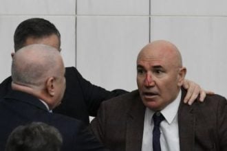 Τουρκία: Άγριο ξύλο μέσα στη Βουλή κατά τη διάρκεια της ορκωμοσίας του υπουργού Δικαιοσύνης - ΒΙΝΤΕΟ