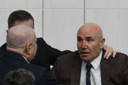 Τουρκία: Άγριο ξύλο μέσα στη Βουλή κατά τη διάρκεια της ορκωμοσίας του υπουργού Δικαιοσύνης - ΒΙΝΤΕΟ