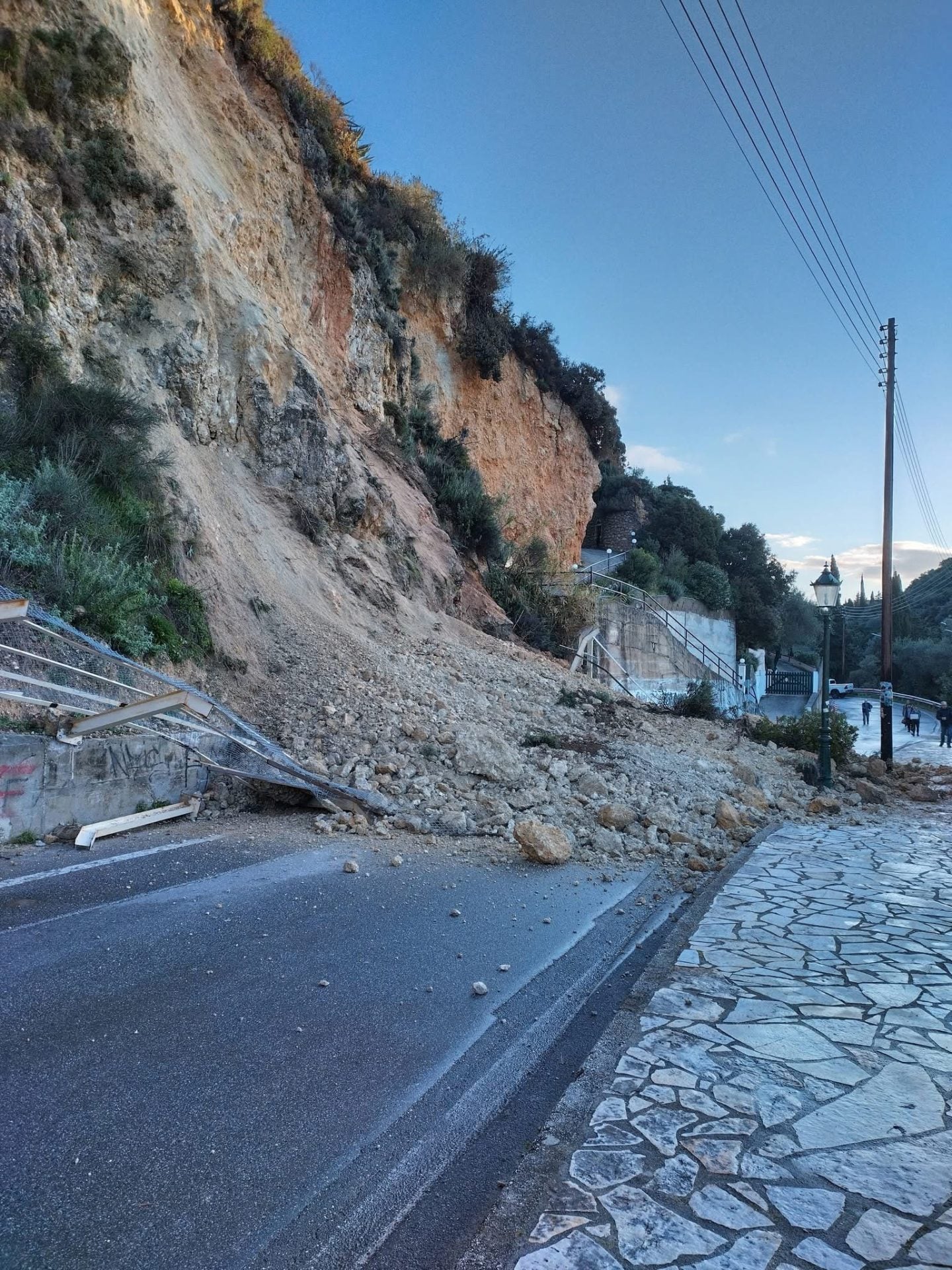 Μεγάλη κατολίσθηση στην Κέρκυρα - "Κατέβηκε" το βουνό στο δρόμο προς Παλαιοκαστρίτσα